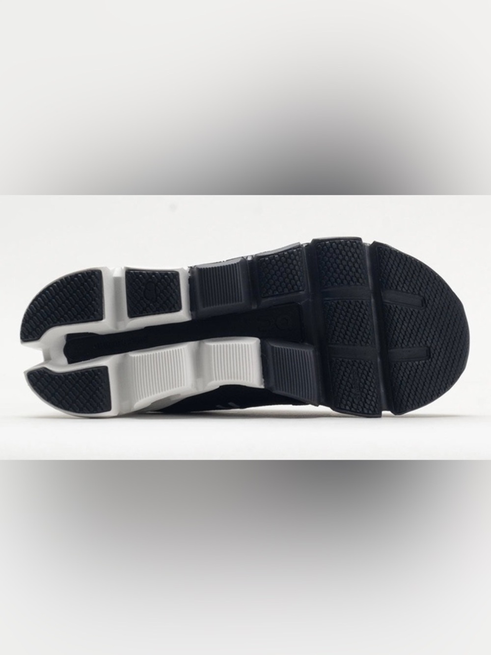 On Cloudflyer 4 Women’s Black/White 11W - Picture 9 of 16